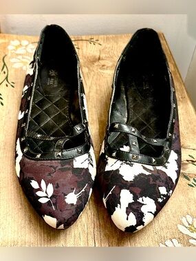 Cushion Walk by Avon pointed - toe floral printed ballet flats